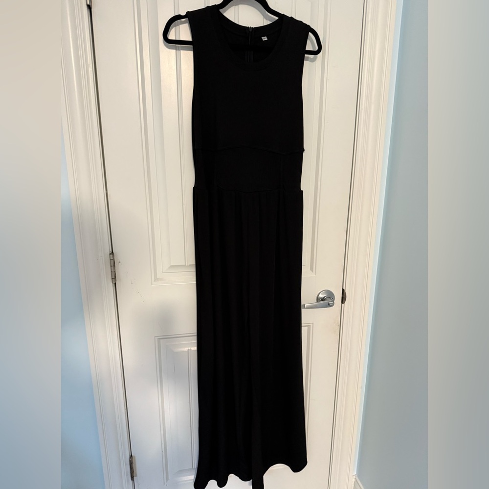 A Black Sleeveless Jumpsuit Crew Neck Cocktail